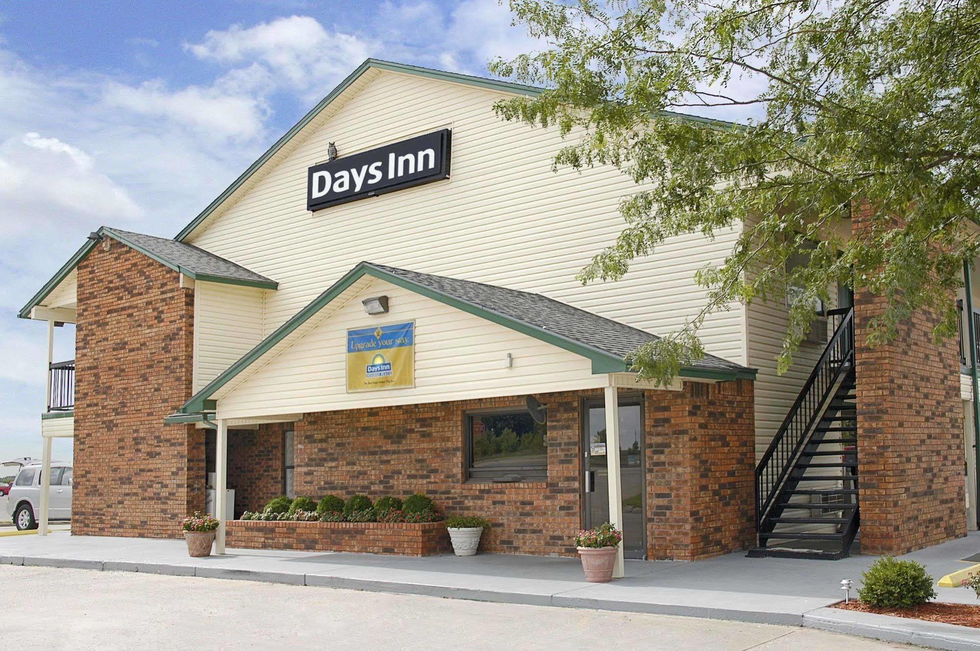 Days Inn By Wyndham Pratt מראה חיצוני תמונה